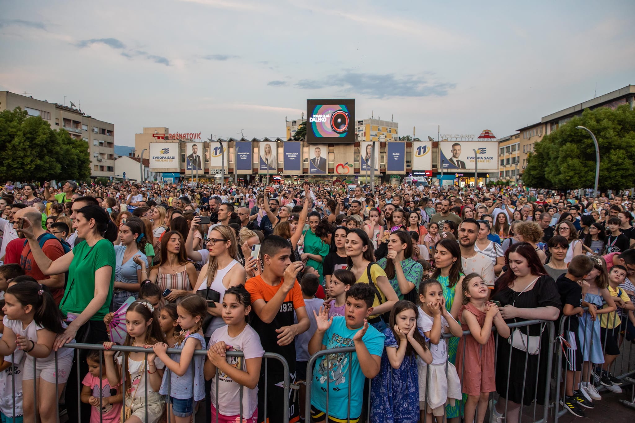 Publika svih generacija na Trgu nezavisnosti uživala u melodijama iz Diznijevih ostvarenja