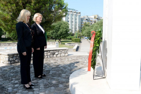 U znak sjećanja na žrtve Srebrenice položen vijenac na spomenik na Pobrežju