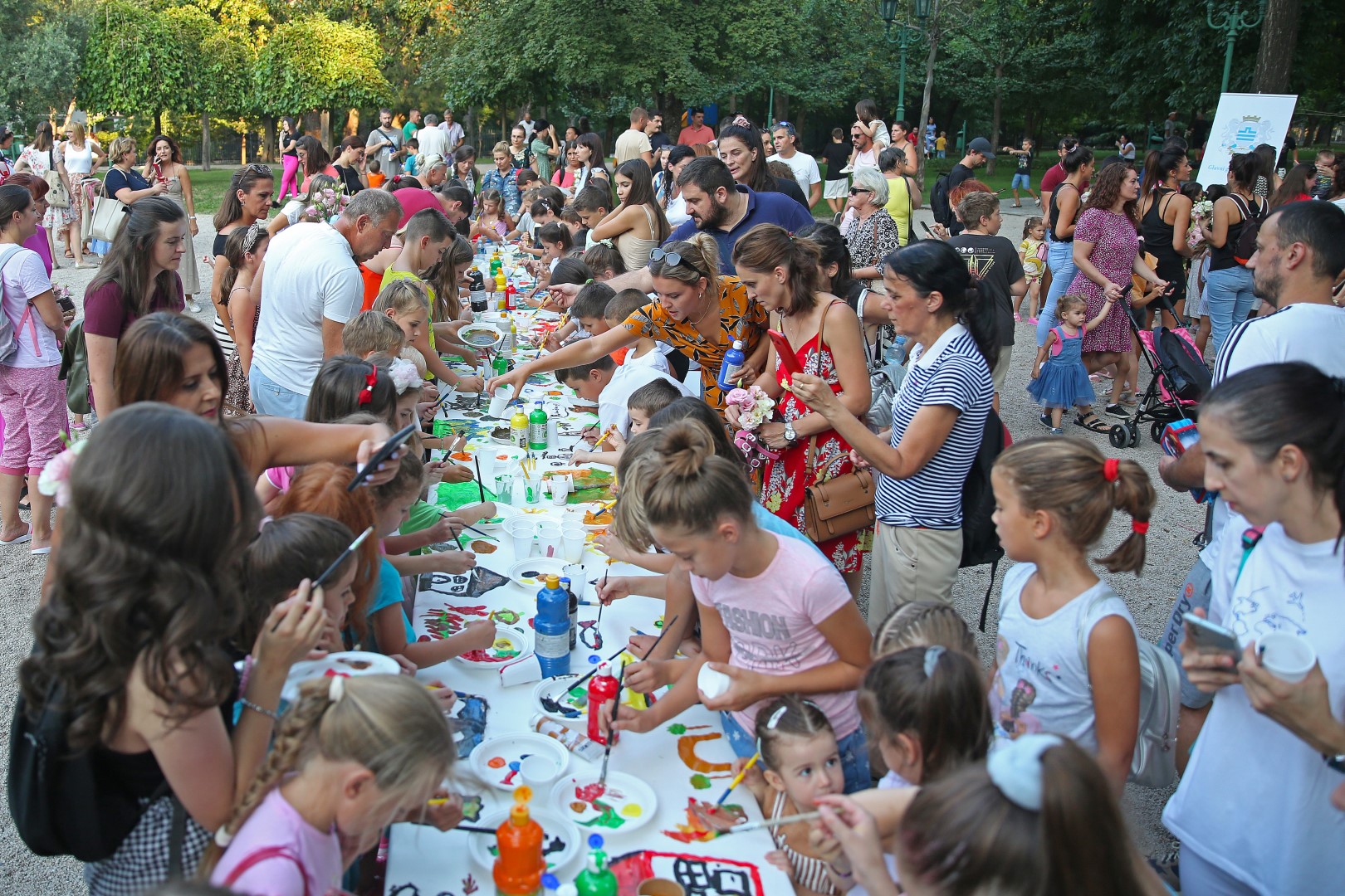 Mališani razvijali kreativne vrline slikajući grad iz mašte u Dječijem parku na Kruševcu