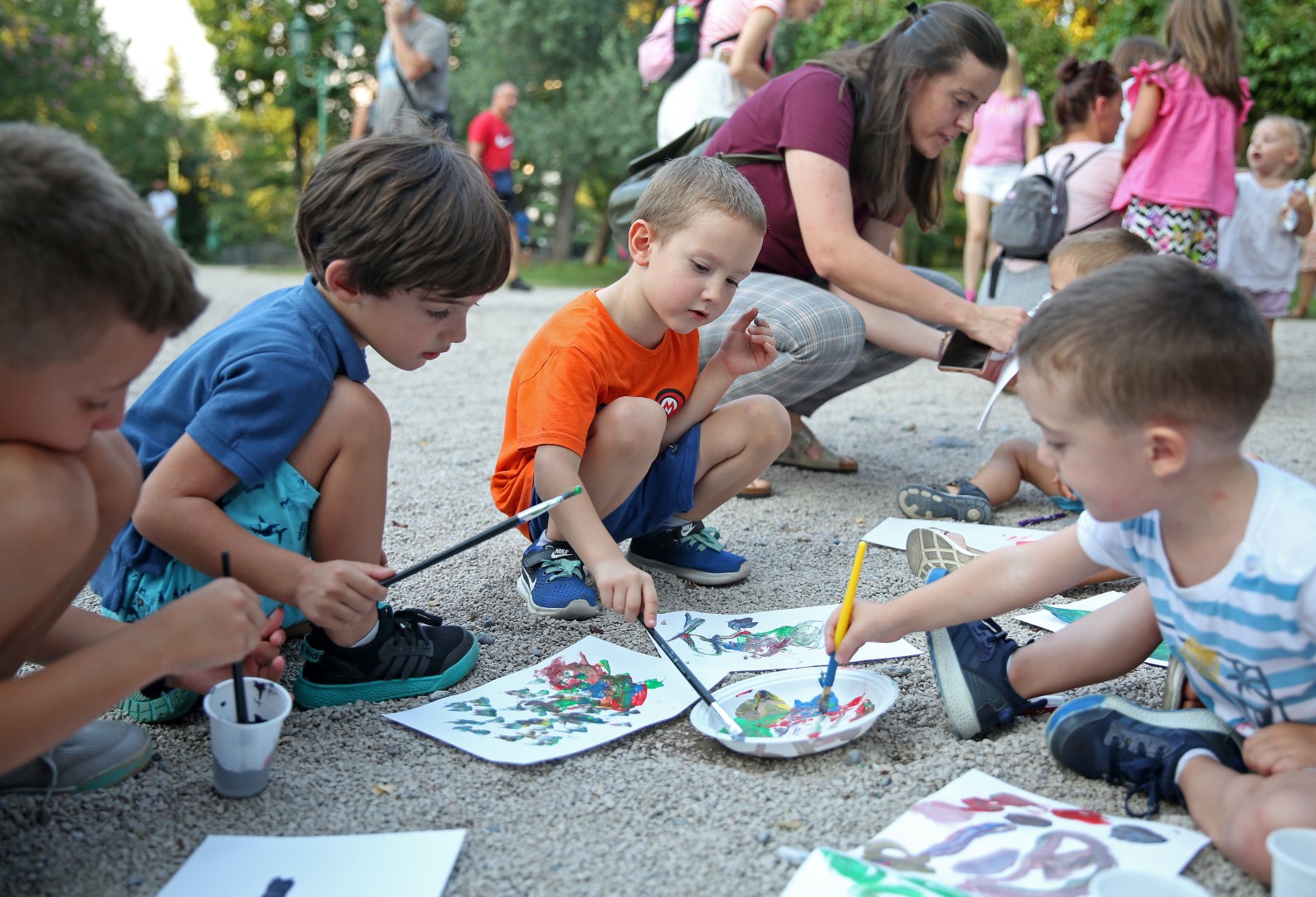 Mališani razvijali kreativne vrline slikajući grad iz mašte u Dječijem parku na Kruševcu