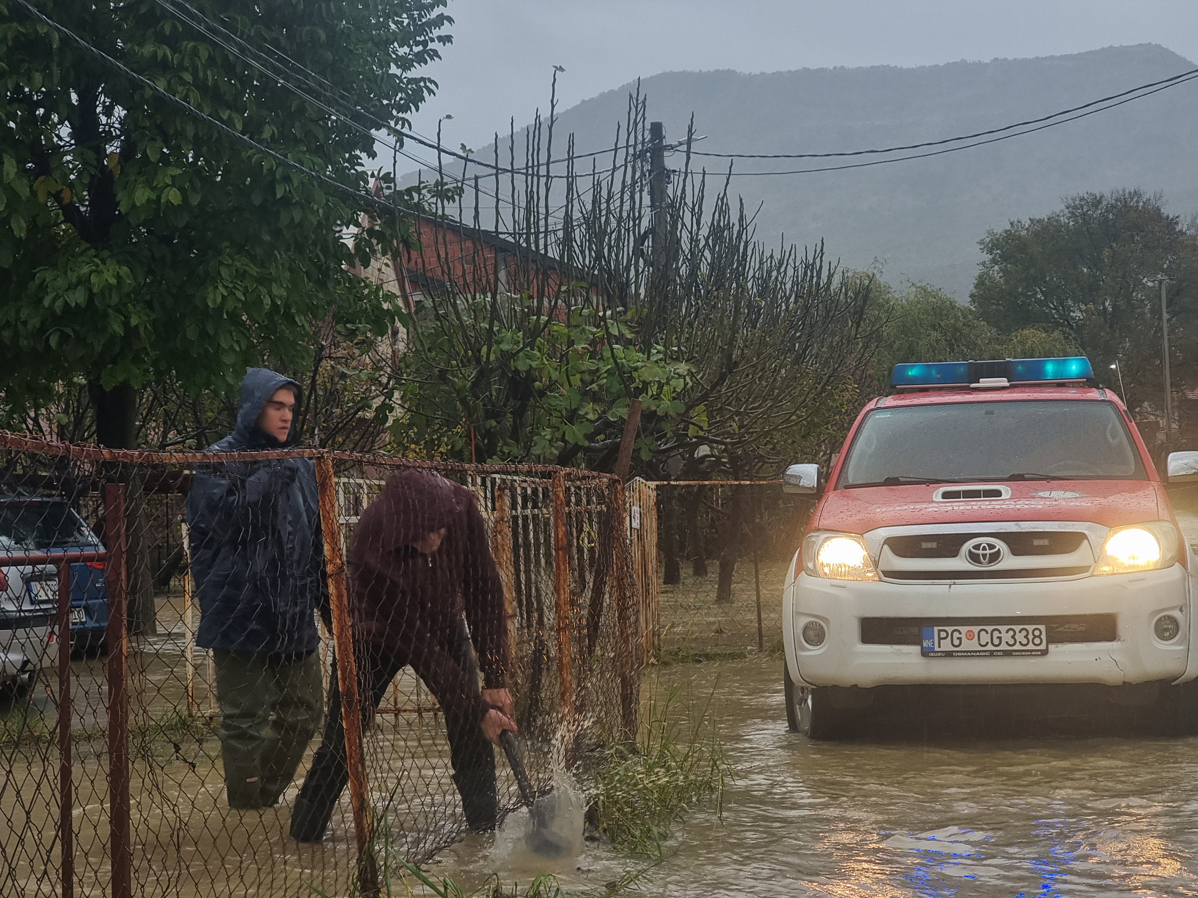 Zbog nevremena u Podgorici Služba zaštite i spašavanja interveniše na više lokacija; Sve službe Glavnog grada u stanju pripravnosti i na terenu