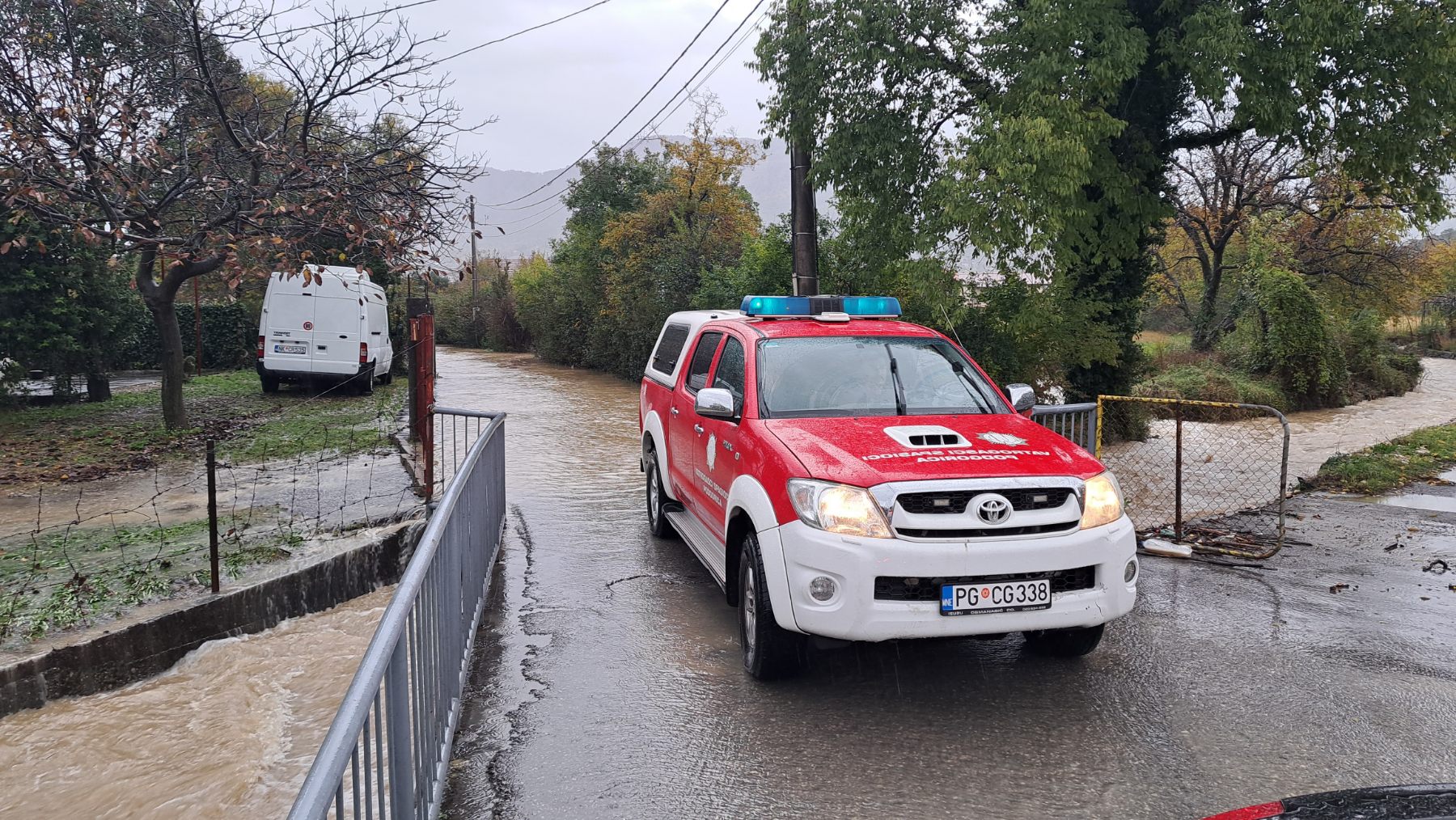 Zbog nevremena u Podgorici Služba zaštite i spašavanja interveniše na više lokacija; Sve službe Glavnog grada u stanju pripravnosti i na terenu