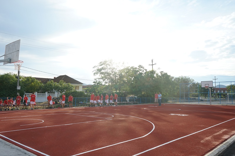Partnerstvom Glavnog grada i Ministarstva sporta rekonstruisan košarkaški teren u Mojanovićima