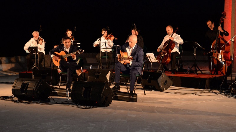 Glavni grad organizovao koncert povodom Dana državnosti: Duo gitara Bulatović- Nikčević nastupili na Barutani
