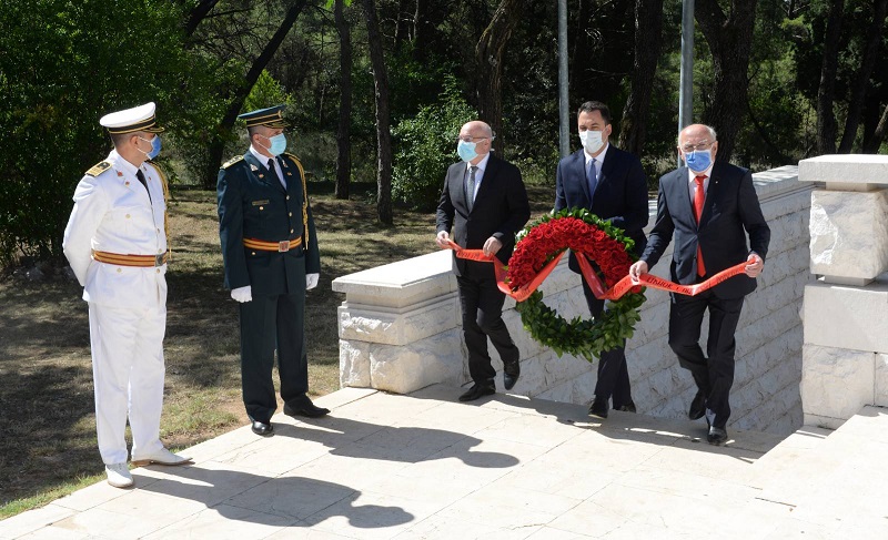 Povodom Dana državnosti Crne Gore  delegacija Glavnog grada položila vijenac na spomenik Partizanu borcu na Gorici