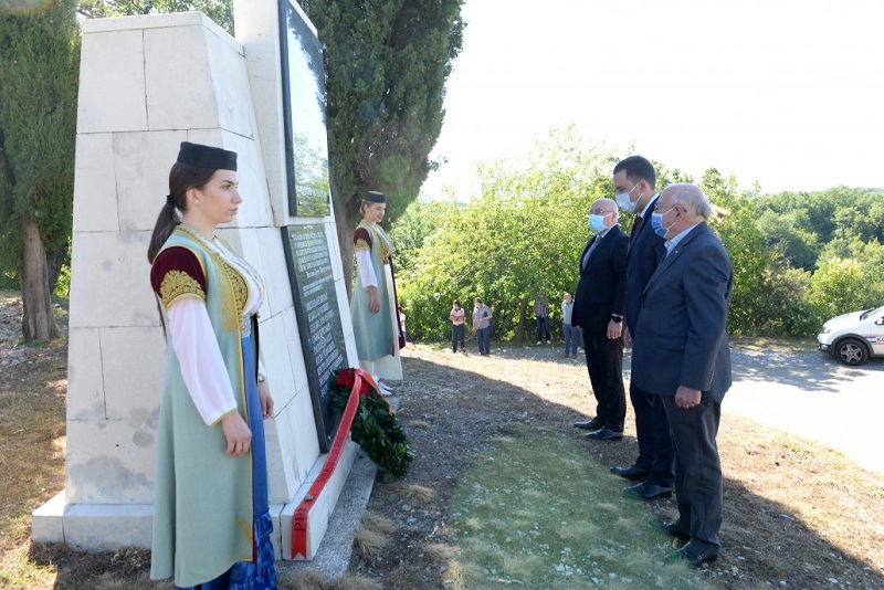 Gradonačelnik Vuković sa predstavnicima boraca i antifašista Podgorice obišao obnovljeni spomenik na Ravnom lazu