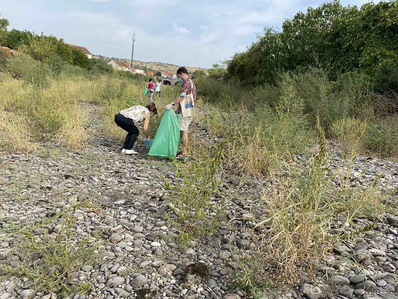 Akcijom čišćenja korita rijeke Sitnice Glavni grad obilježio Međunarodni dan čišćenja obala