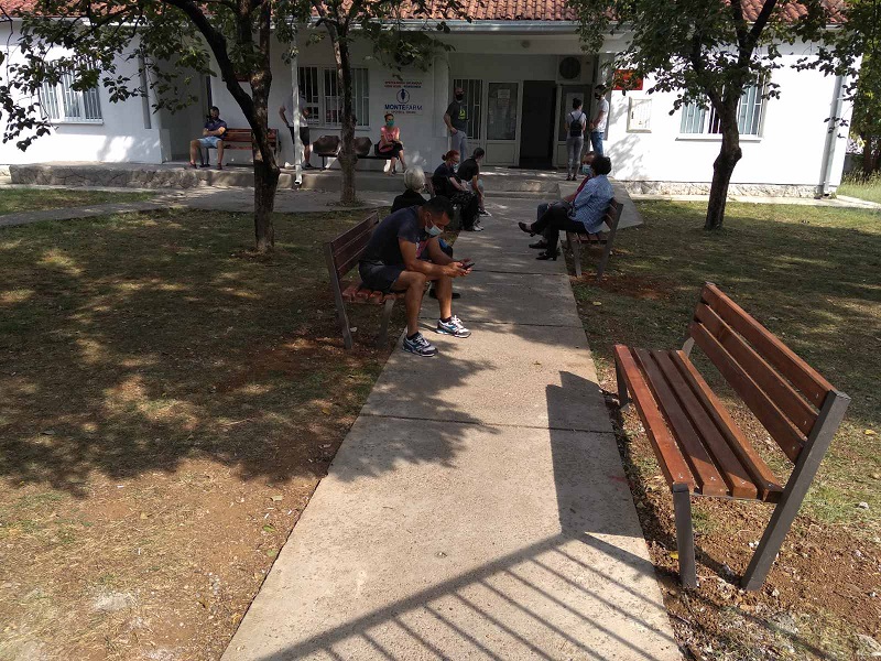 Gradsko Zelenilo postavilo nove klupe ispred Covid ambulante u  Tološima