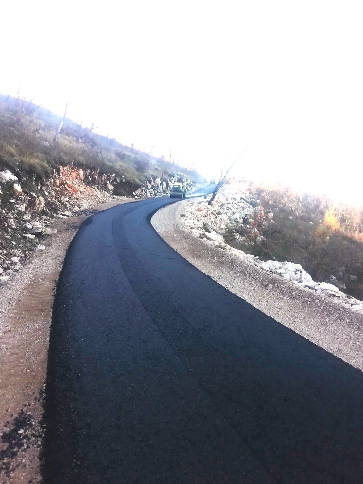 Putevi izvode radove na asfaltiranju putnog pravca Komani - Barjamovica u dužini od 6,5 km