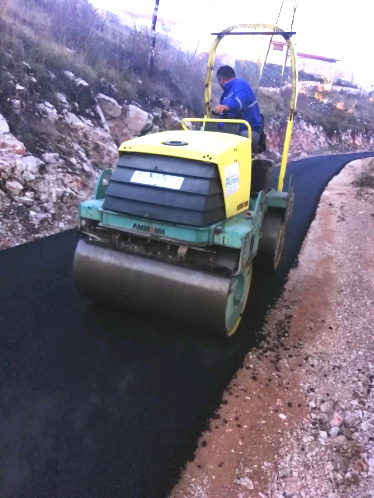 Putevi izvode radove na asfaltiranju putnog pravca Komani - Barjamovica u dužini od 6,5 km