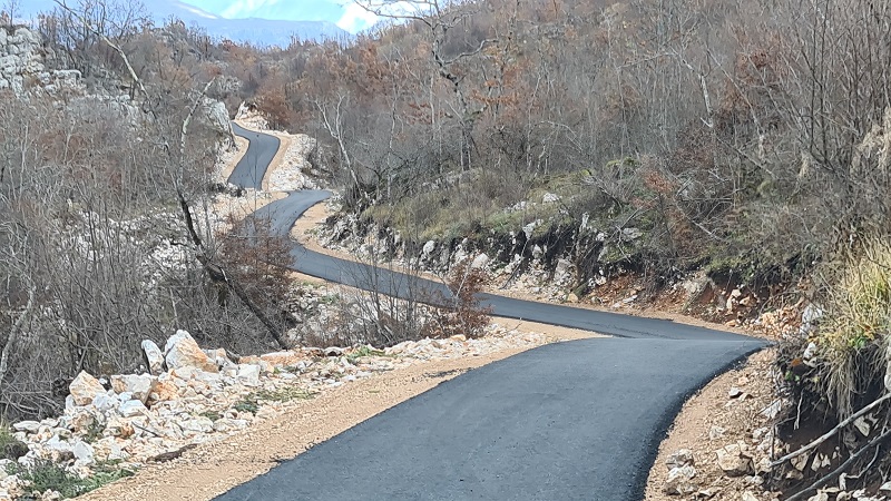 Završeno asfaltiranje putnog pravca Komani-Barjamovica u dužini od 6,5 km