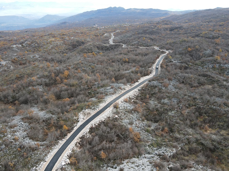 Završeno asfaltiranje putnog pravca Komani-Barjamovica u dužini od 6,5 km