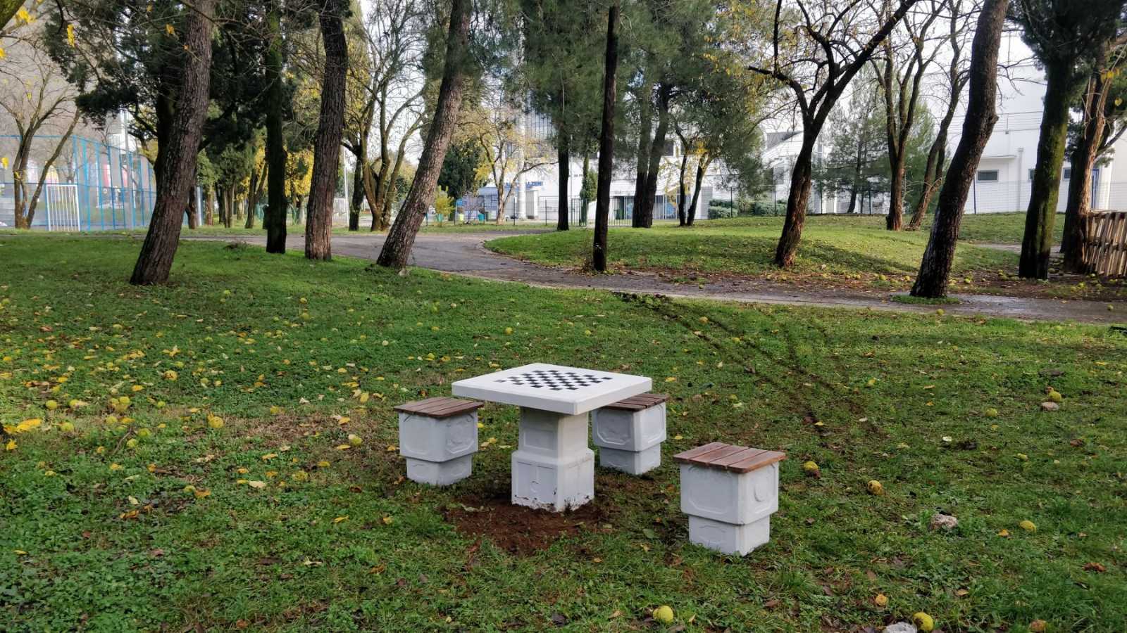 Na osam lokacija u Podgorici postavljeni stolovi za šah