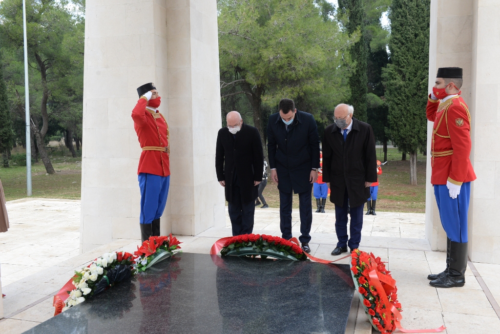 Delegacija Glavnog grada položila vijence na spomenike Partizanu borcu i Josipu Brozu Titu