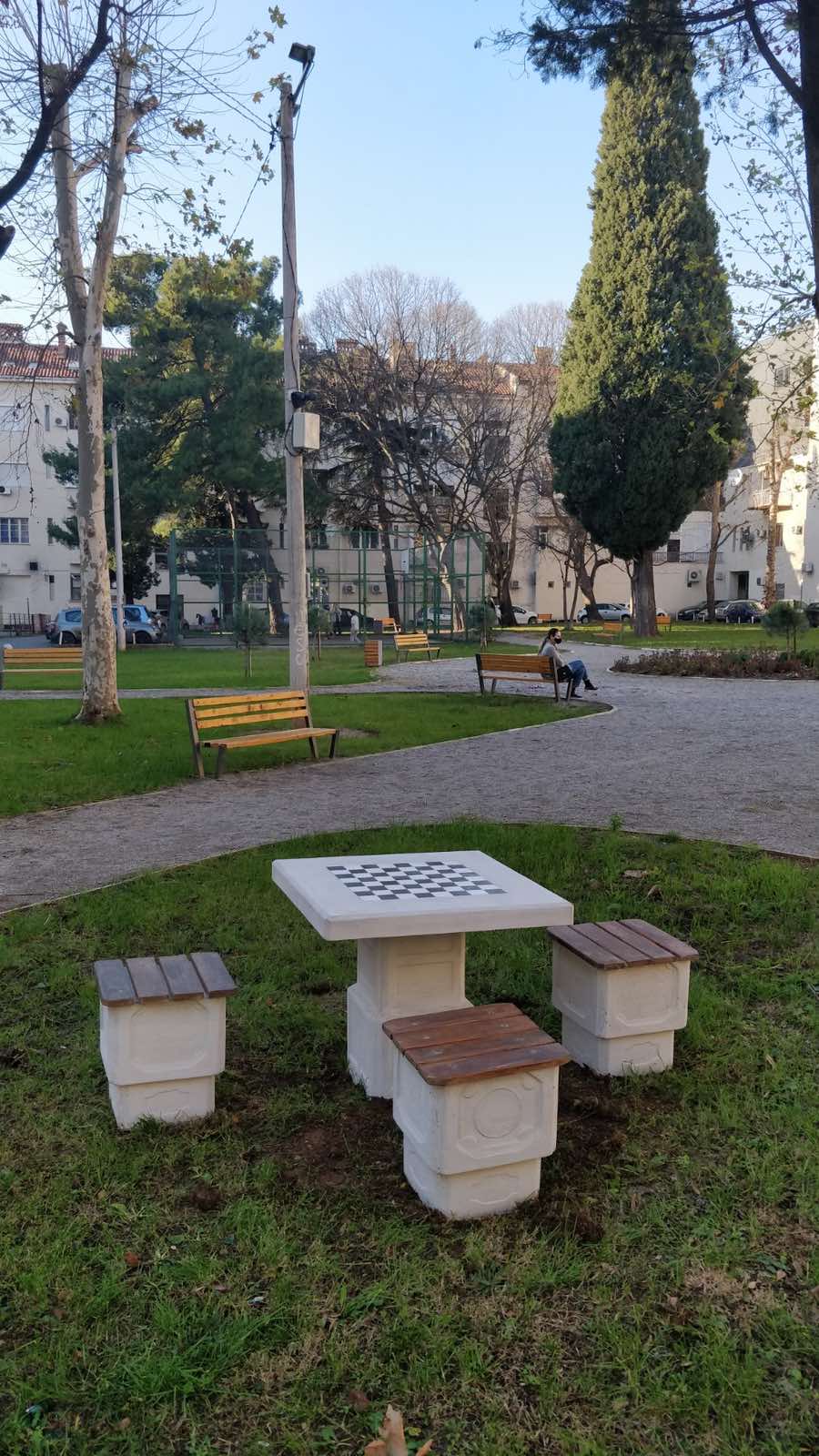Stolovi za stoni tenis i šah postavljeni na više lokacija u gradu