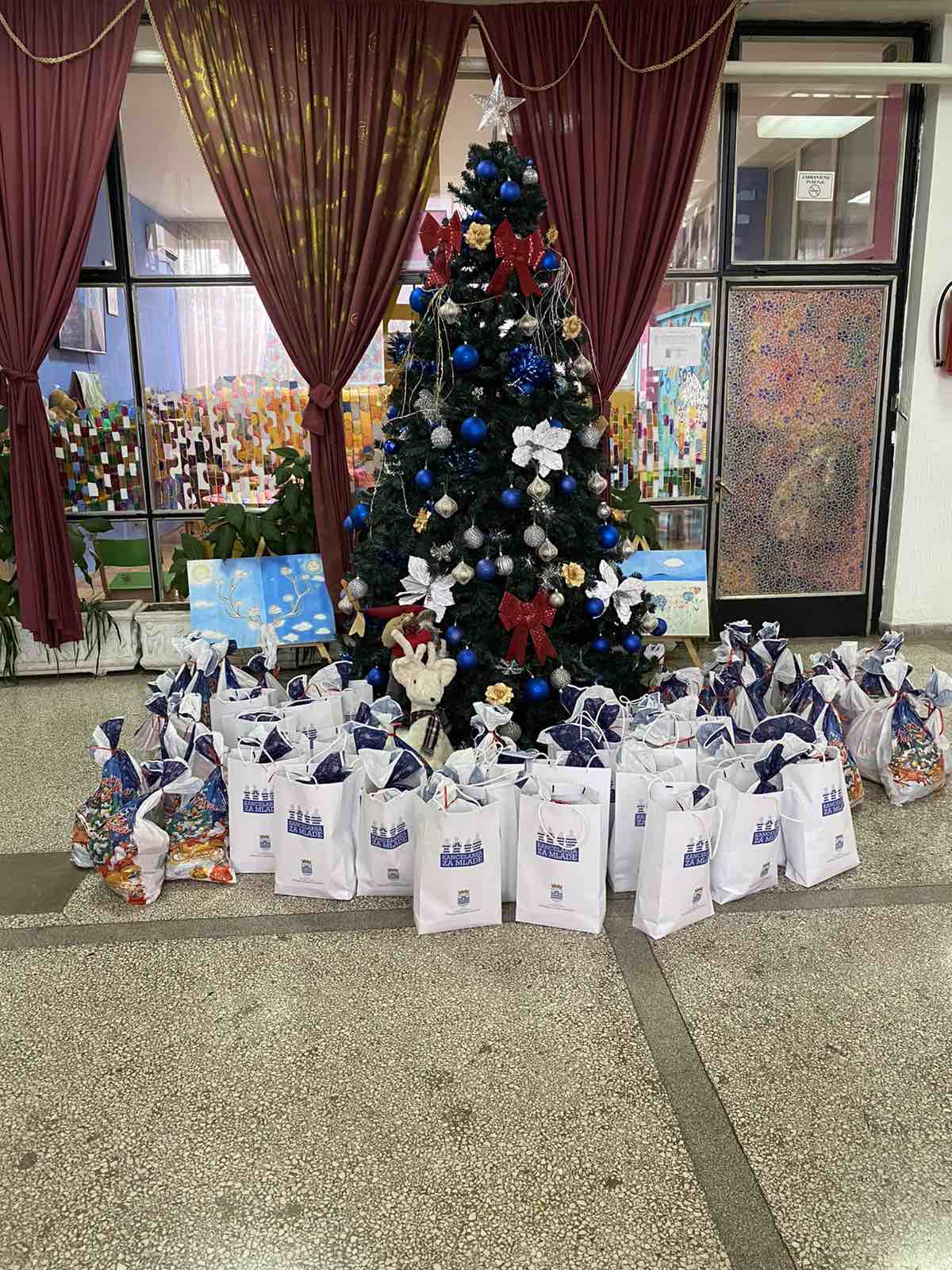 Kancelarija za mlade Glavnog grada uručila novogodišnje poklone za Dnevni centar na Starom aerodromu i prvake OŠ "Marko Miljanov"