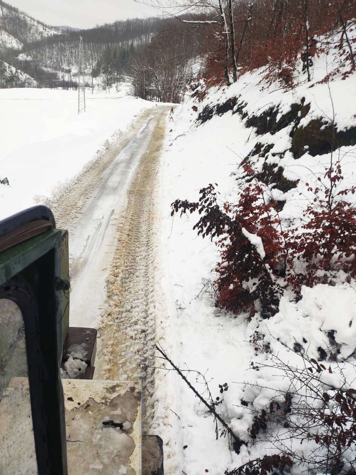 Ekipe gradskih Puteva čiste snijeg na više putnih pravaca