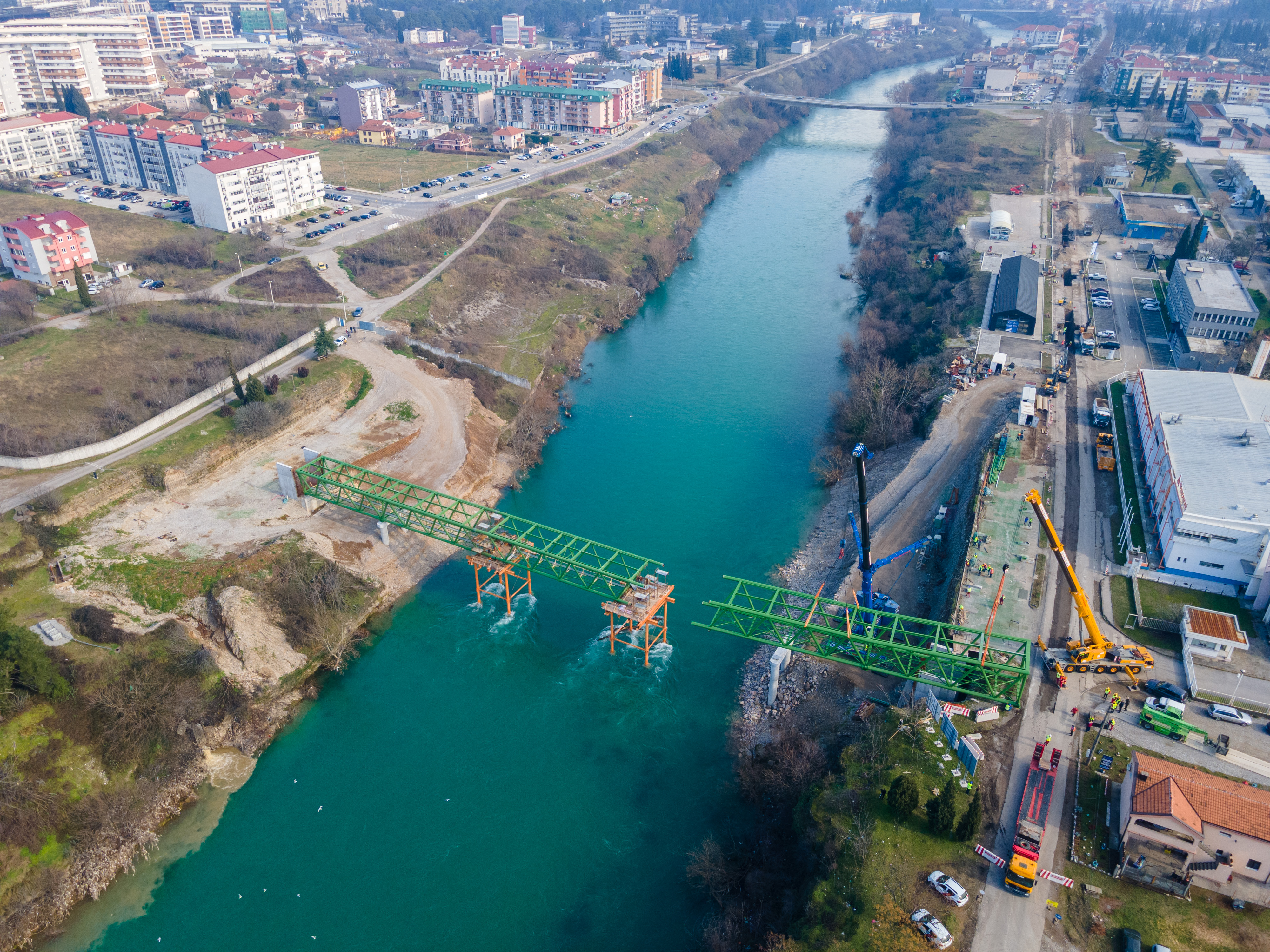 Postavljen treći segment konstrukcije mosta: Podgorica uskoro dobija i novi pješački most
