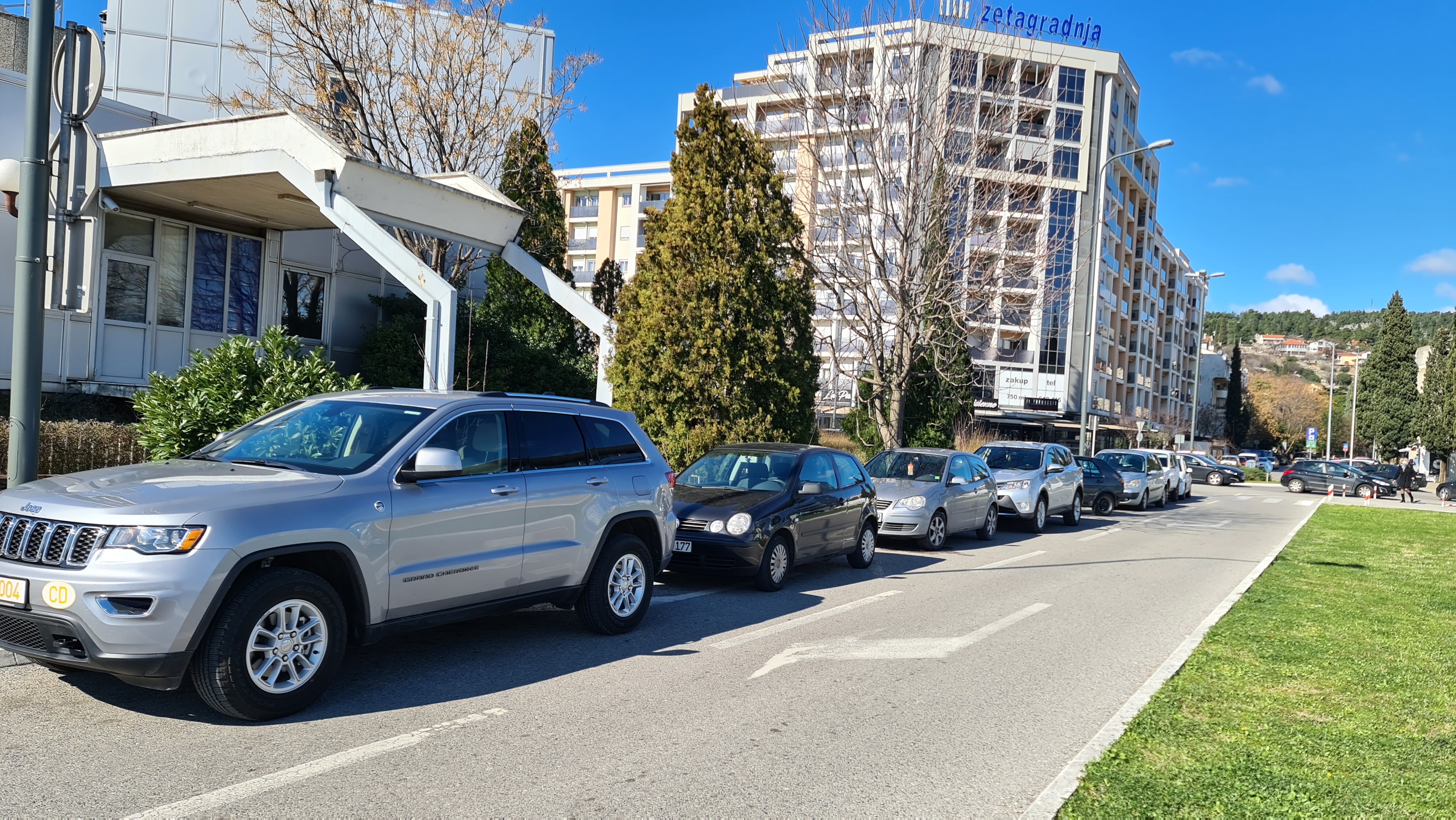 Apel građanima da poštuju propise; I pored parkinga nesavjesni vozači koriste trotoare i kolovozne trake
