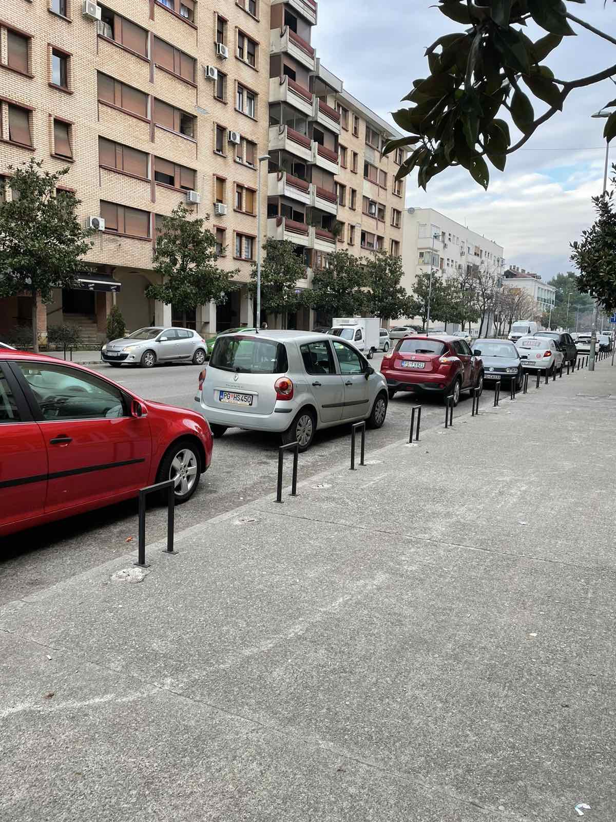 Apel građanima da poštuju propise; I pored parkinga nesavjesni vozači koriste trotoare i kolovozne trake