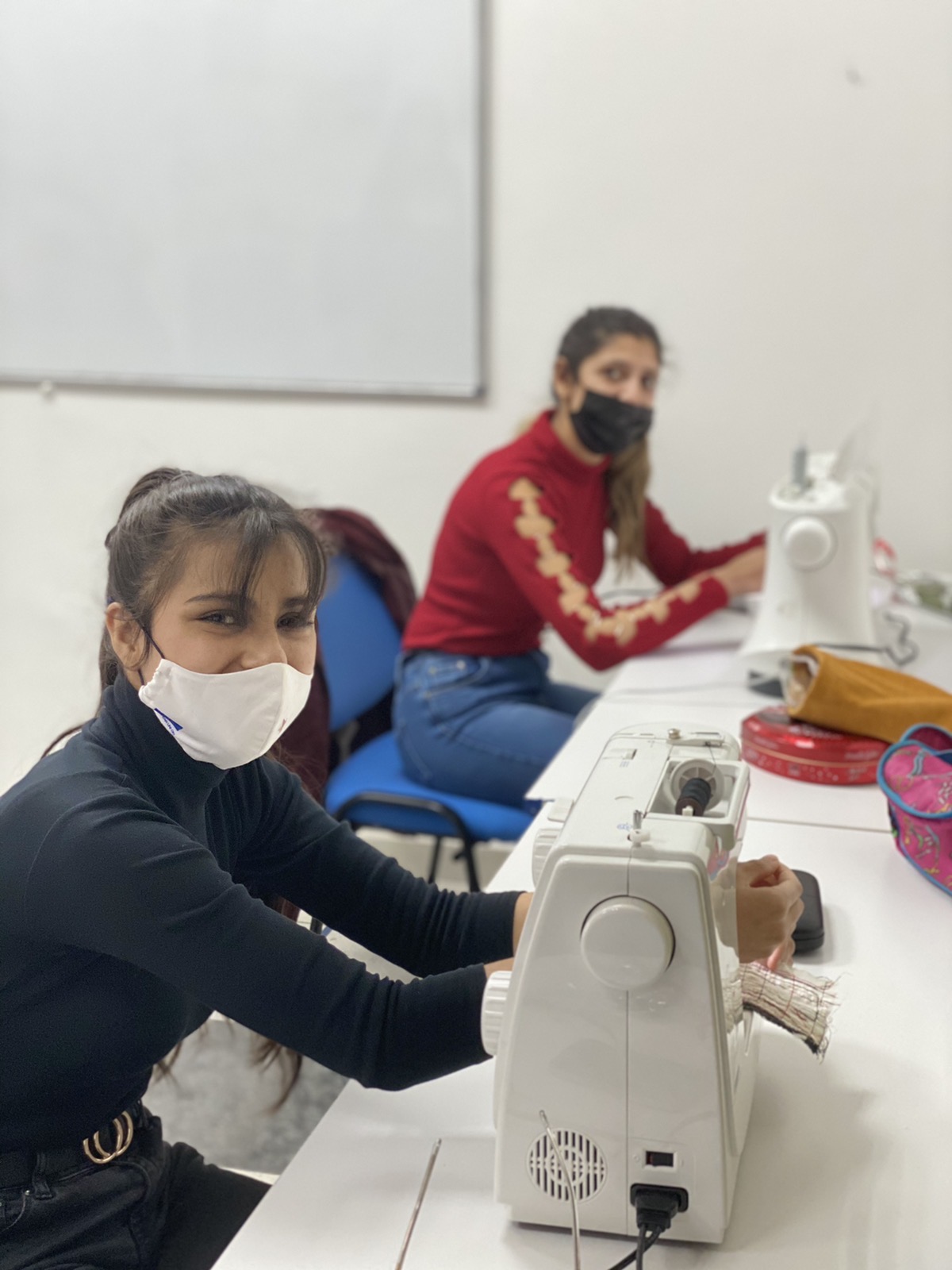 U okviru projekta “Žene kao nosioci pozitivnih društvenih promjena” počela obuka za rad na šivaćim mašinama za pripadnice RE zajednice