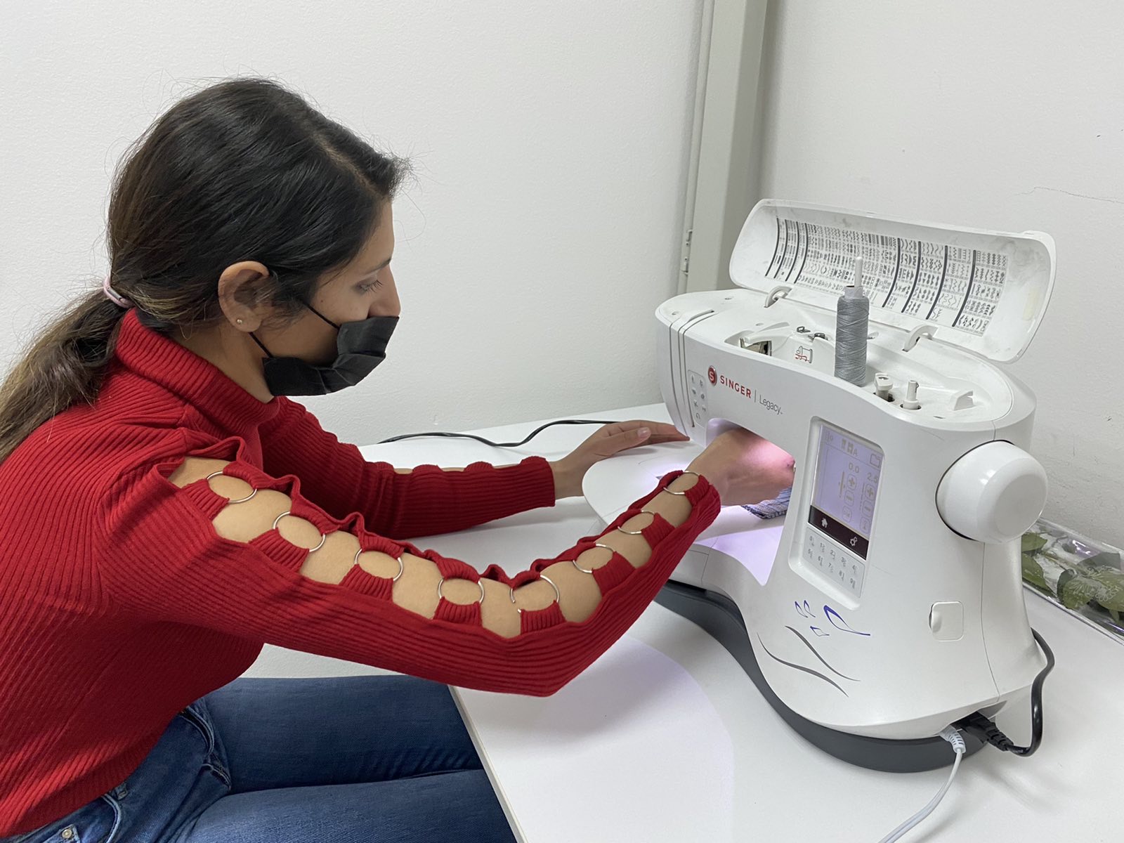 U okviru projekta “Žene kao nosioci pozitivnih društvenih promjena” počela obuka za rad na šivaćim mašinama za pripadnice RE zajednice