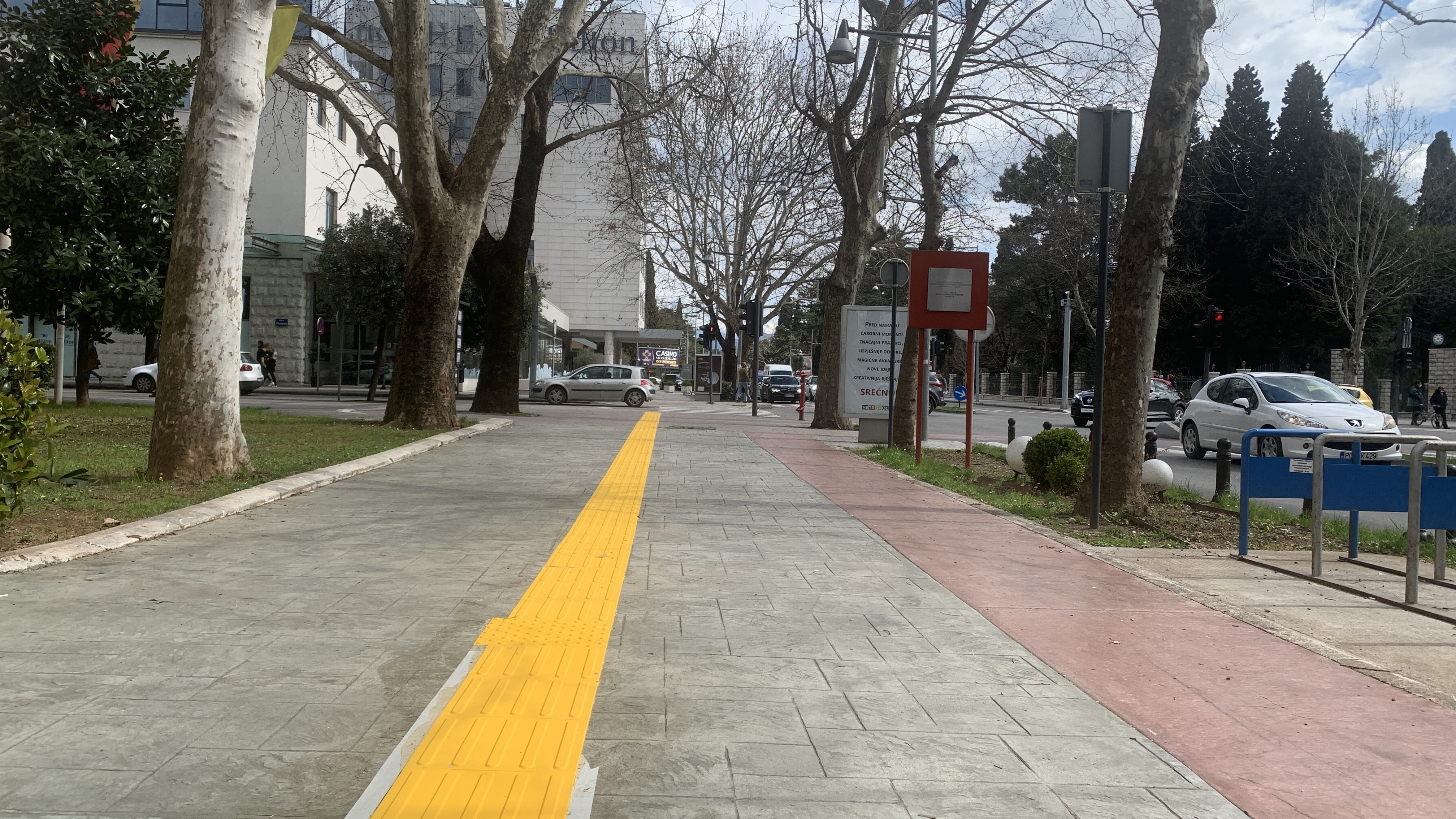Počela ugradnja taktilnih staza u Podgorici; Glavni grad će ugradnjom taktilnih staza olakšati kretanje slabovidih i slijepih osoba